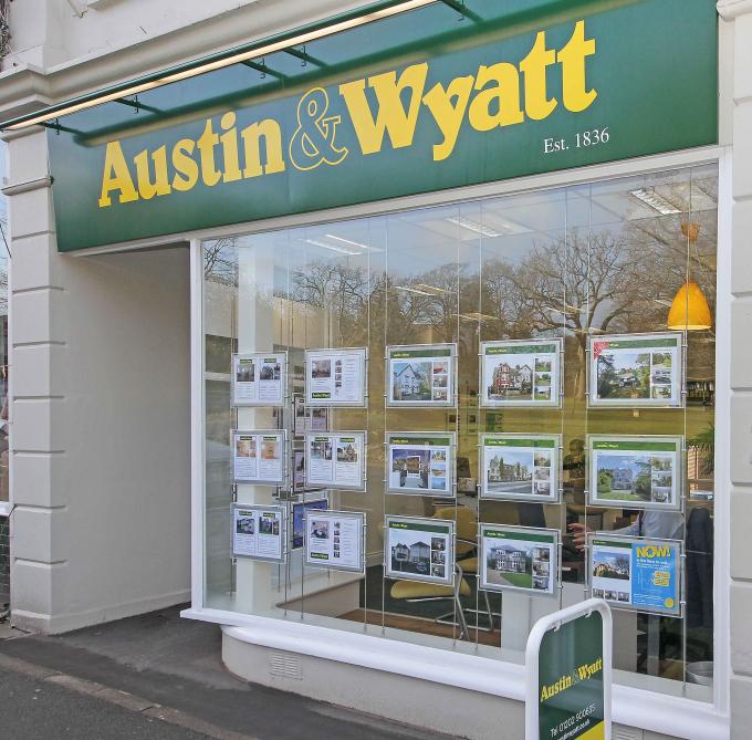 How to connect the roadside light box?